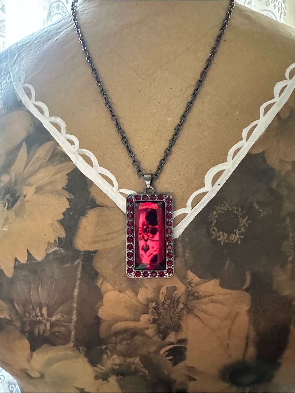 Vintage-Style red Rectangular Crystal Pendant Necklace